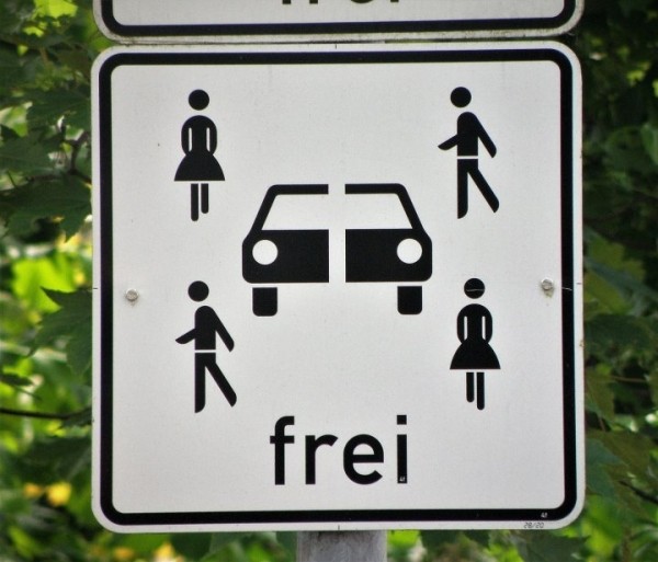 В Германии ставят новый странный знак. Угадайте, что означает? В Германии ставят новый странный знак. Угадайте, что означает?