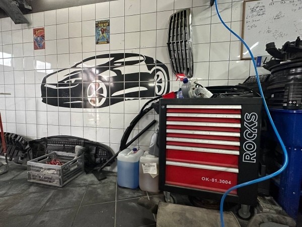 Белорусы арендовали под Варшавой бывшую автомойку и открыли СТО. Выгодно?