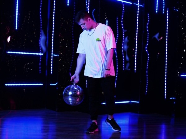 
                    Ложится в 5 утра, пиарит свое агентство и управляет им, пишет музыку и не выгорает. Как? Интервью с CEO UXART            