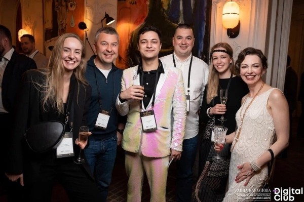 
                    Ложится в 5 утра, пиарит свое агентство и управляет им, пишет музыку и не выгорает. Как? Интервью с CEO UXART            