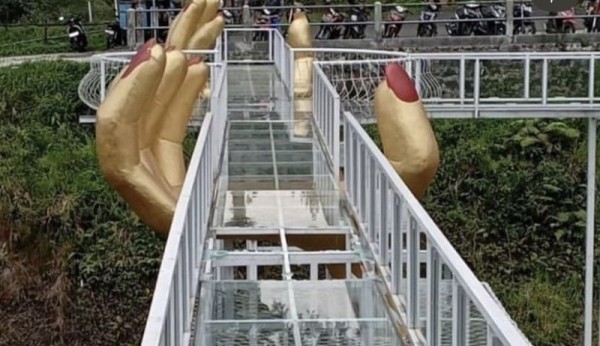 В Индонезии обрушился стеклянный мост, погибла женщина