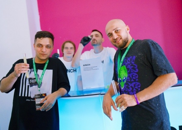 
                    Ложится в 5 утра, пиарит свое агентство и управляет им, пишет музыку и не выгорает. Как? Интервью с CEO UXART            