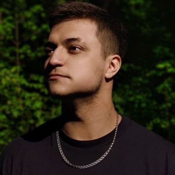 
                    Ложится в 5 утра, пиарит свое агентство и управляет им, пишет музыку и не выгорает. Как? Интервью с CEO UXART            