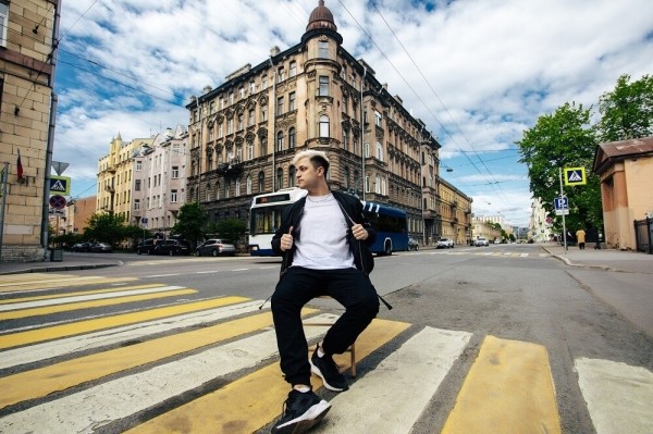 
                    Ложится в 5 утра, пиарит свое агентство и управляет им, пишет музыку и не выгорает. Как? Интервью с CEO UXART            