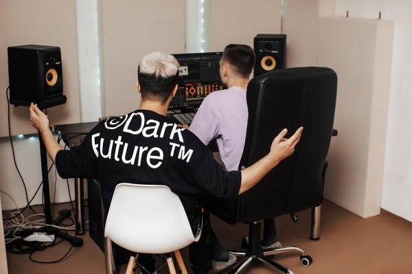 Ложится в 5 утра, сам пиарит свое агентство и управляет им, пишет музыку и не выгорает. Как? Интервью с CEO UXART
Ложится в 5 утра, сам пиарит свое агентство и управляет им, пишет музыку и не выгорает. Как? Интервью с CEO UXART