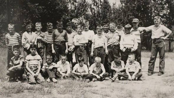 Он, конечно, сукин сын, но это НАШ сукин сын или рассуждения о групповом фаворитизме