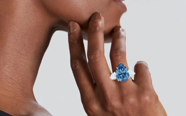 Самый крупный в мире голубой бриллиант продали на аукционе за $43,8 млн Самый крупный в мире голубой бриллиант продали на аукционе за $43,8 млн