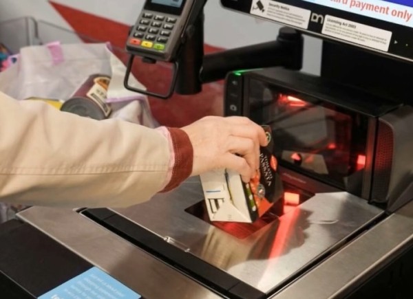 Зарубежные торговые сети отказываются от касс самообслуживания: все же человек работает лучше машины Зарубежные торговые сети отказываются от касс самообслуживания: все же человек работает лучше машины