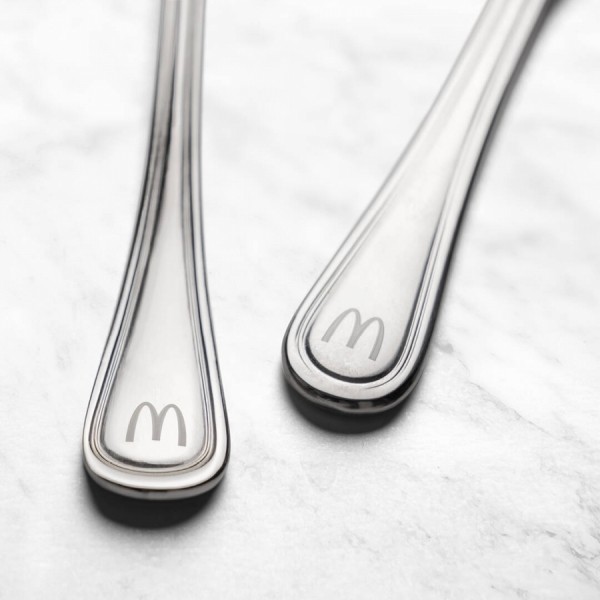 В Бельгии McDonald's начал подавать к люксовому бургеру серебряные столовые приборы В Бельгии McDonald's начал подавать к люксовому бургеру серебряные столовые приборы