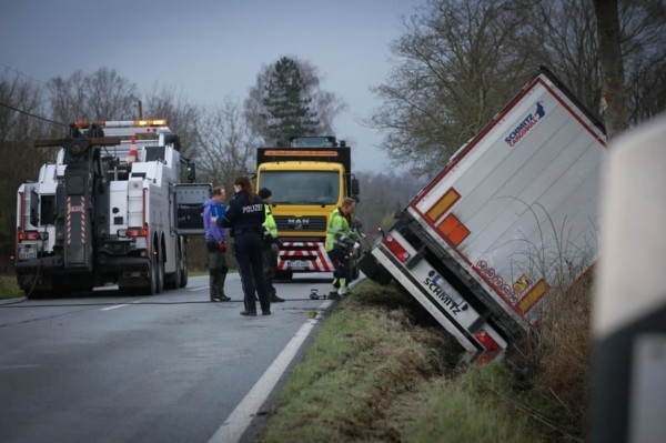 В Германии белорус на фуре съехал с дороги и врезался в дерево В Германии белорус на фуре съехал с дороги и врезался в дерево