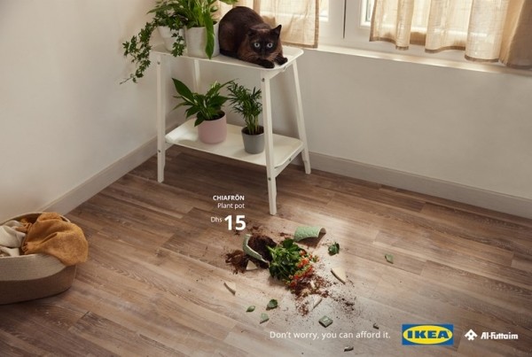 IKEA начала рекламировать разбитые вдребезги вещи