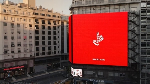 Зачем Coca-Cola «раздавила» свой логотип впервые за 83 года? Экологичный путь великих брендов
Зачем Coca-Cola «раздавила» свой логотип впервые за 83 года? Экологичный путь великих брендов