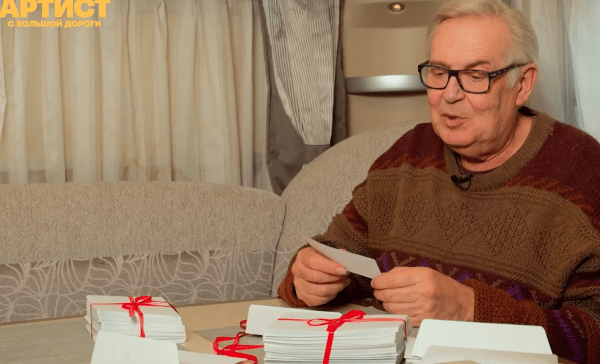 Юрий Стоянов ответил поклонникам на письма в рамках промо своего сериала 