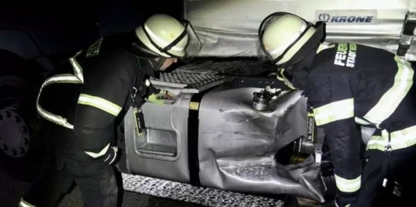 На немецком автобане в топливный бак фуры белоруса врезался микроавтобус. 300 литров дизеля вылилось на трассу На немецком автобане в топливный бак фуры белоруса врезался микроавтобус. 300 литров дизеля вылилось на трассу