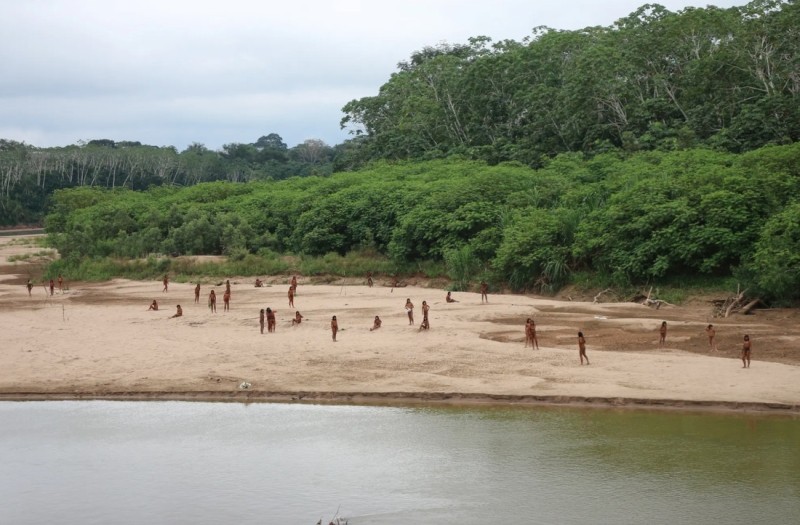 Одно из крупнейших племен, отказывающихся от контакта с цивилизацией, попало в объектив камер Одно из крупнейших племен, отказывающихся от контакта с цивилизацией, попало в объектив камер